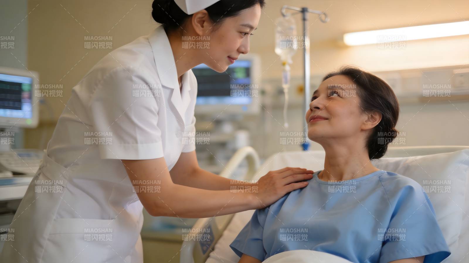 护士安慰病患图片