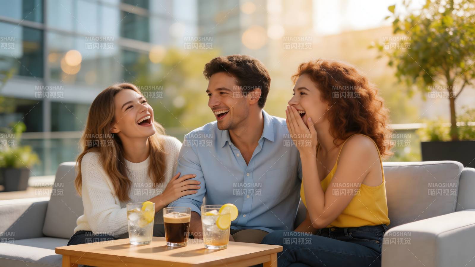 朋友欢聚笑语盈盈图片