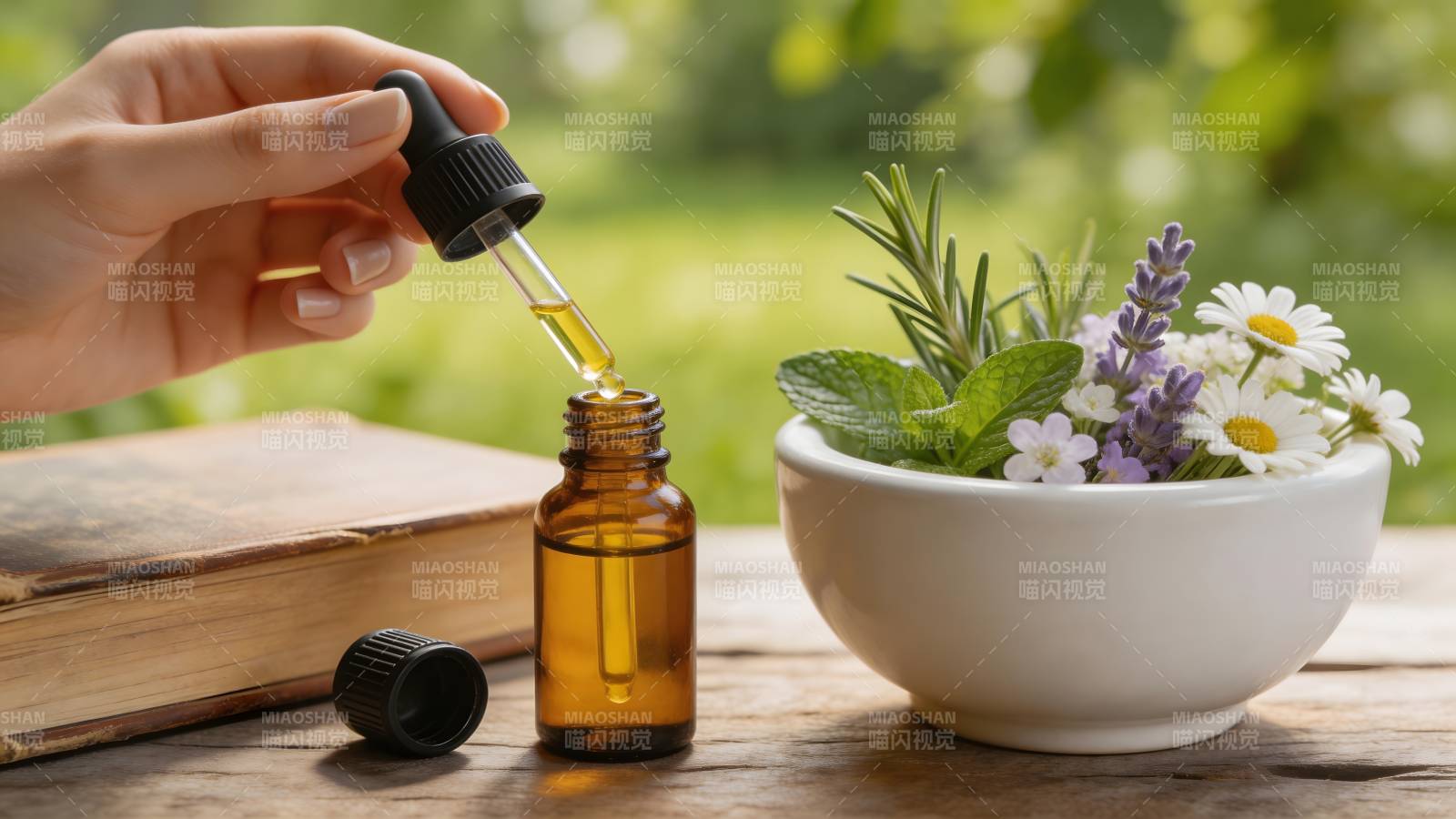精油滴入瓶中图片