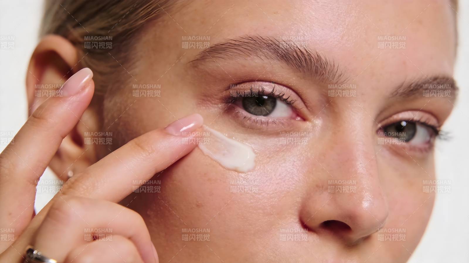 眼霜涂抹技巧图片