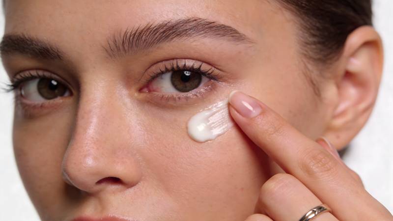 护肤霜涂抹眼周图片