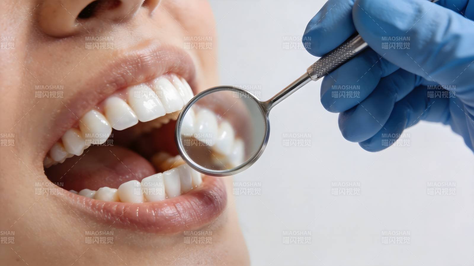 牙医检查牙齿图片