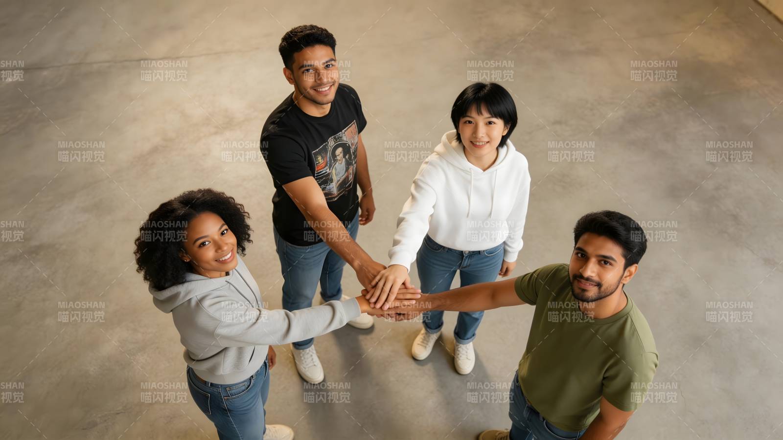 四人携手同心图片