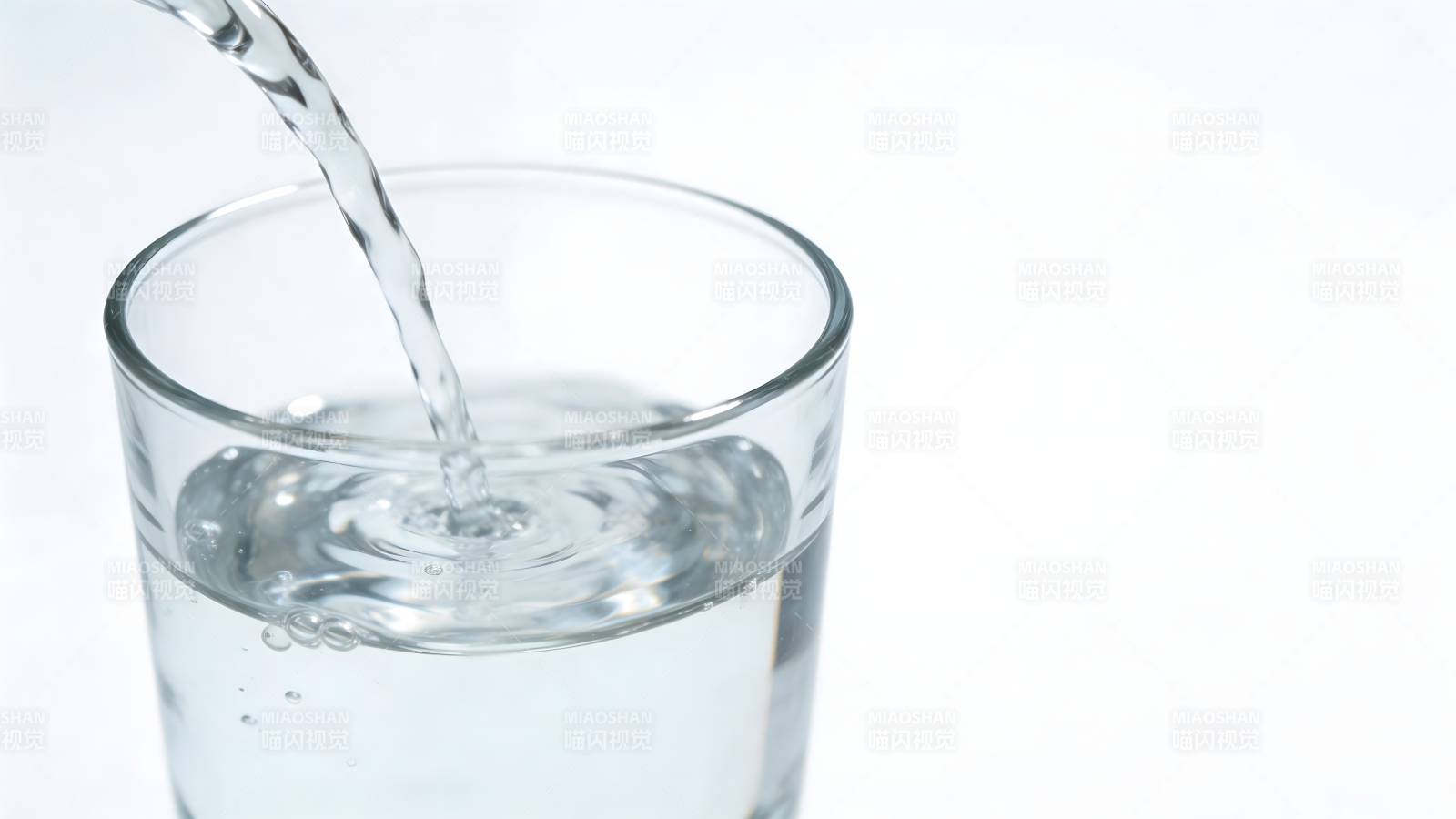 清水注入玻璃杯图片