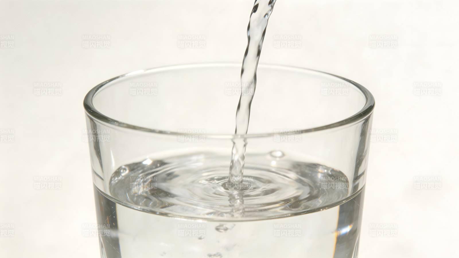 水注入玻璃杯图片