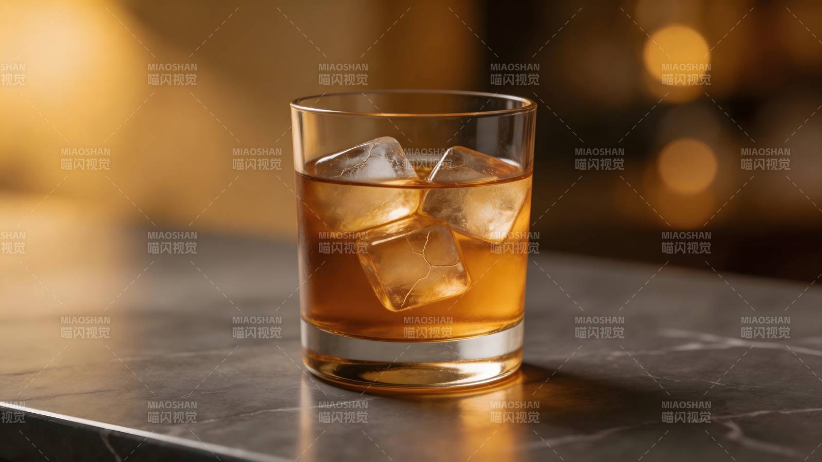 琥珀酒杯冰块光影图片