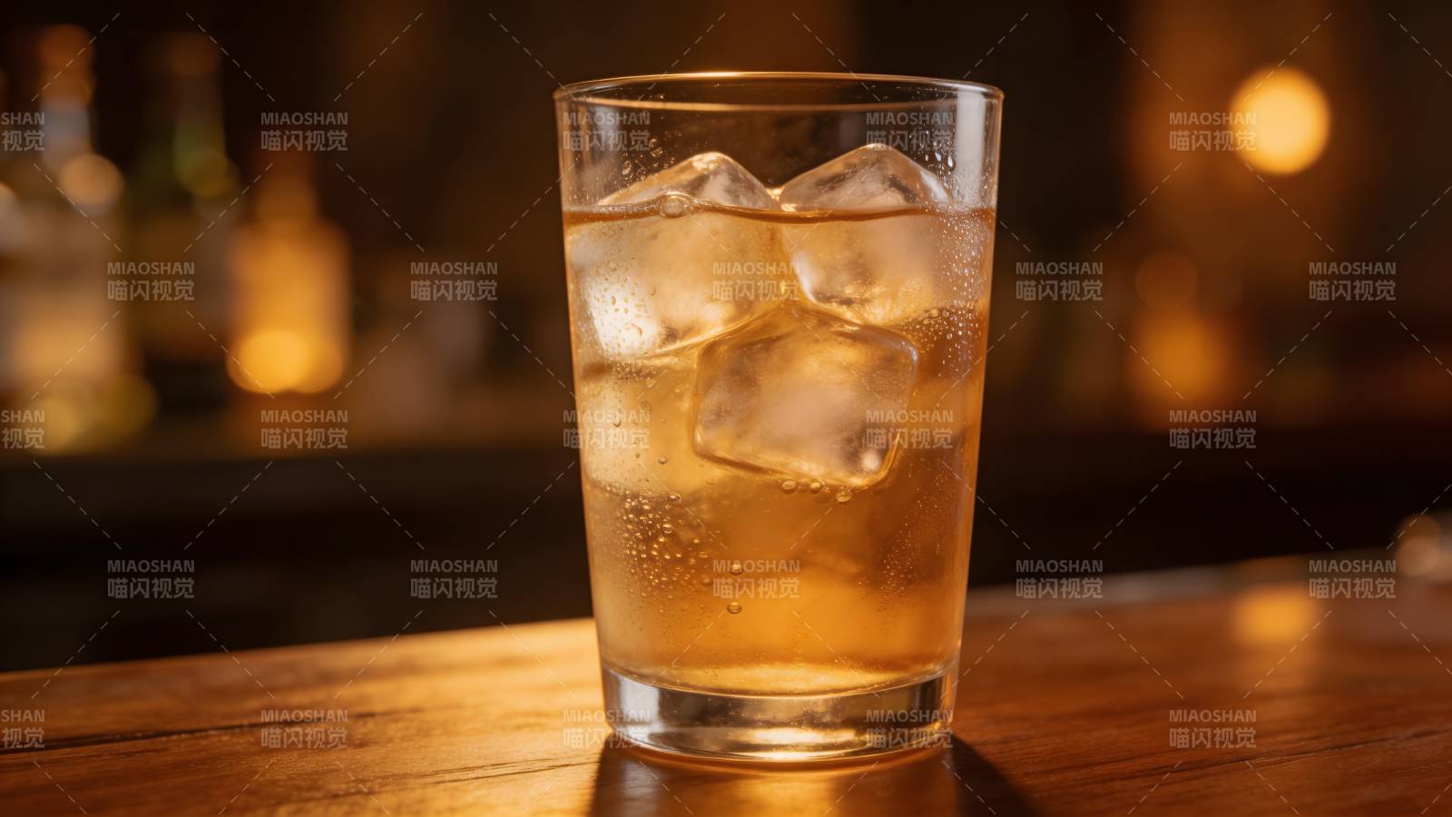 冰镇琥珀酒杯图片