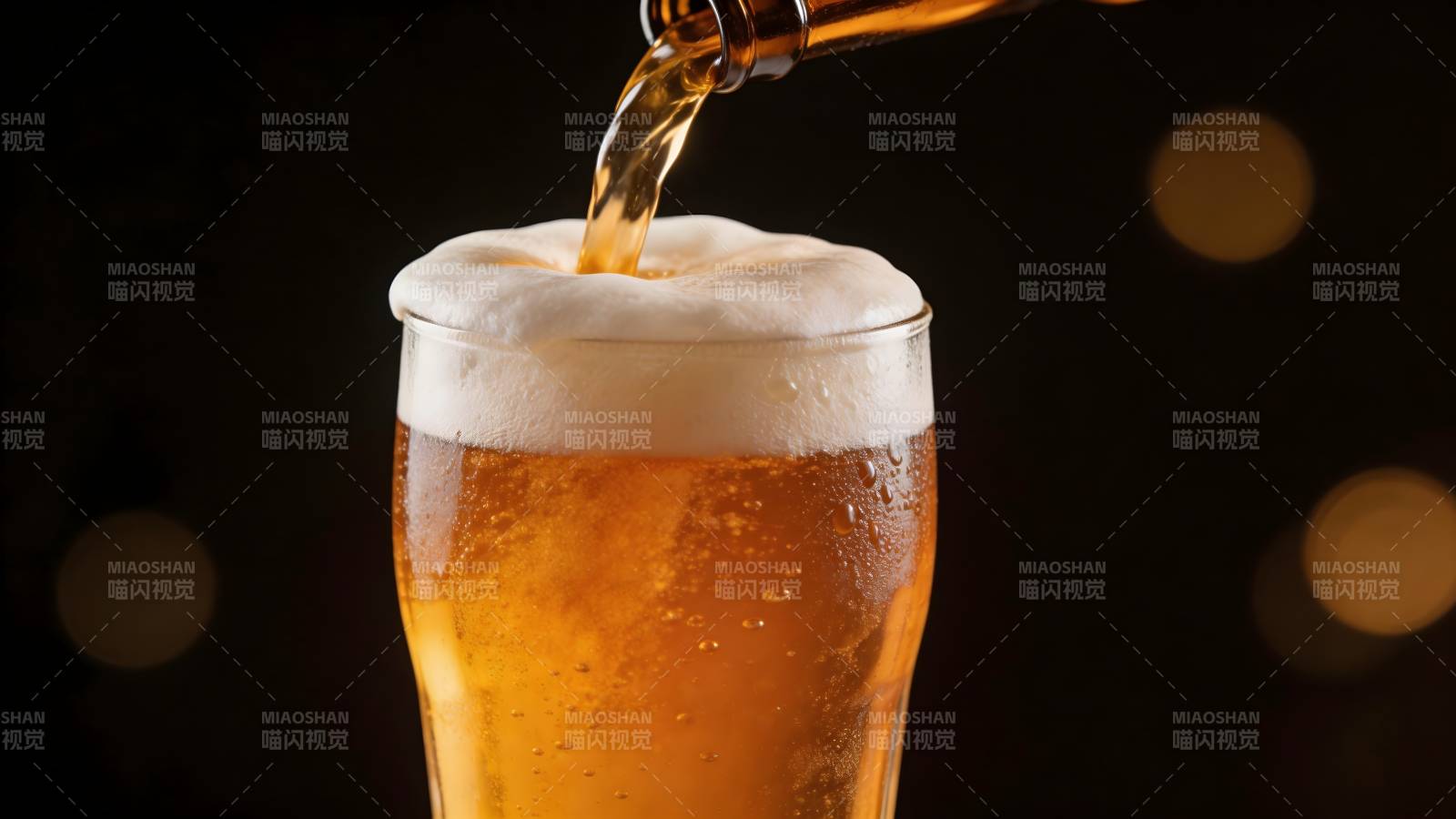 啤酒倒入杯中图片
