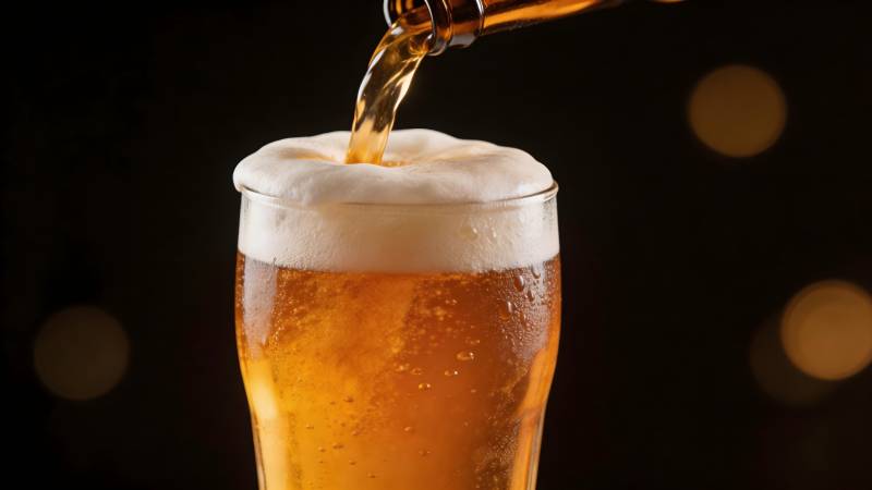 啤酒倒入杯中图片