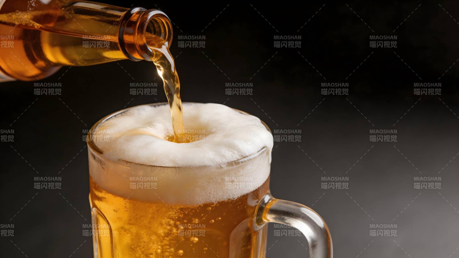 啤酒倒入杯中图片