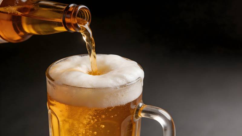 啤酒倒入杯中图片