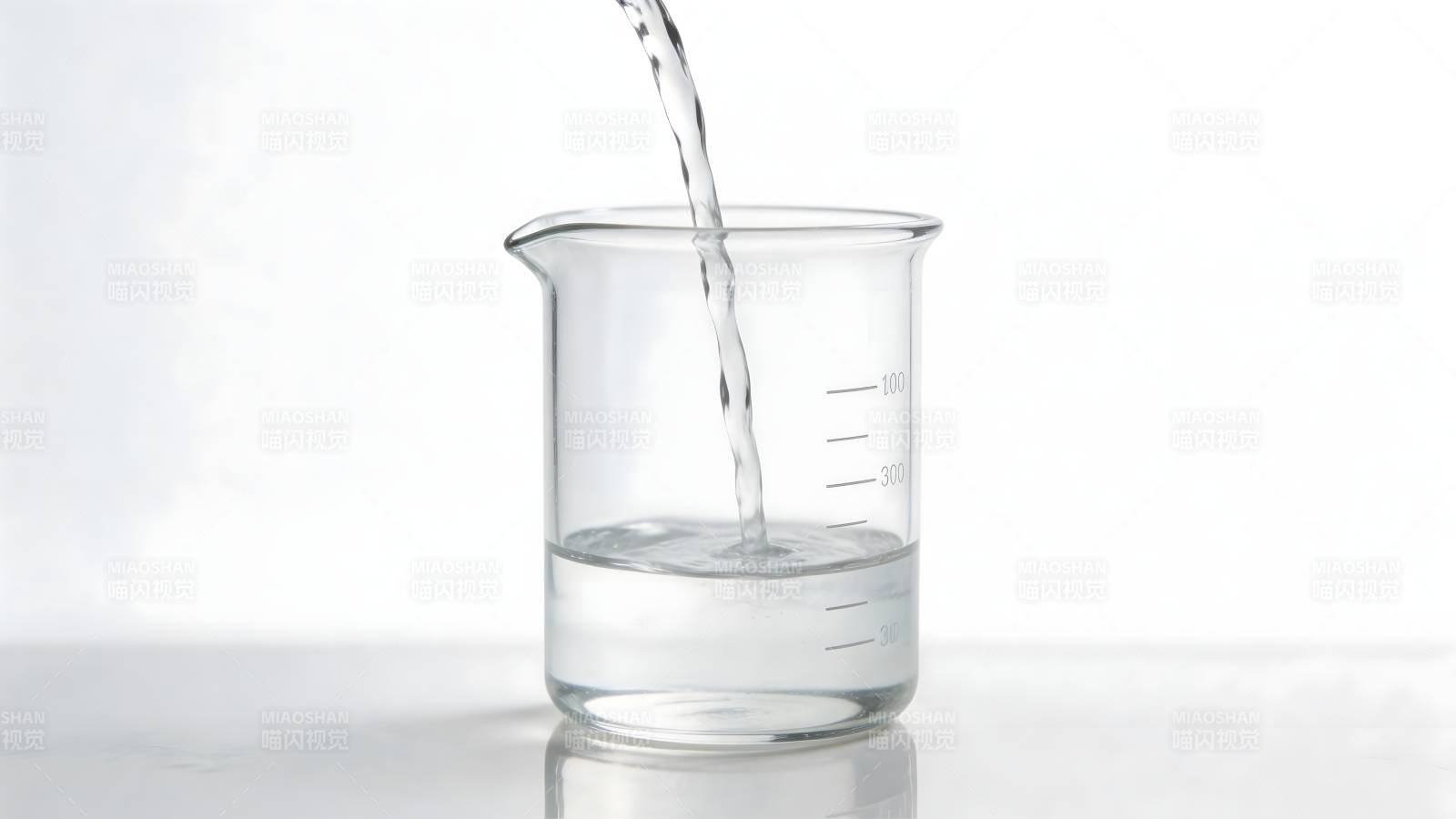 水注入烧杯图片