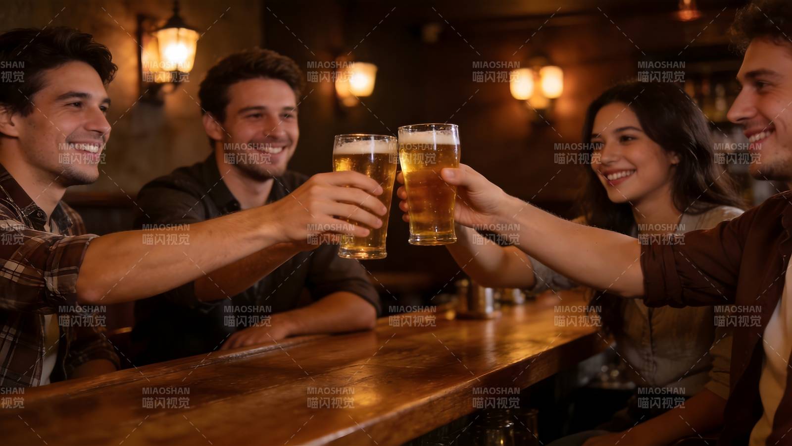 朋友举杯共饮啤酒图片