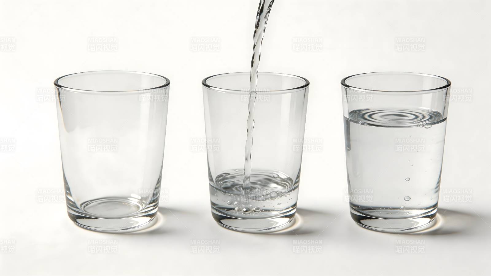 水注入玻璃杯图片