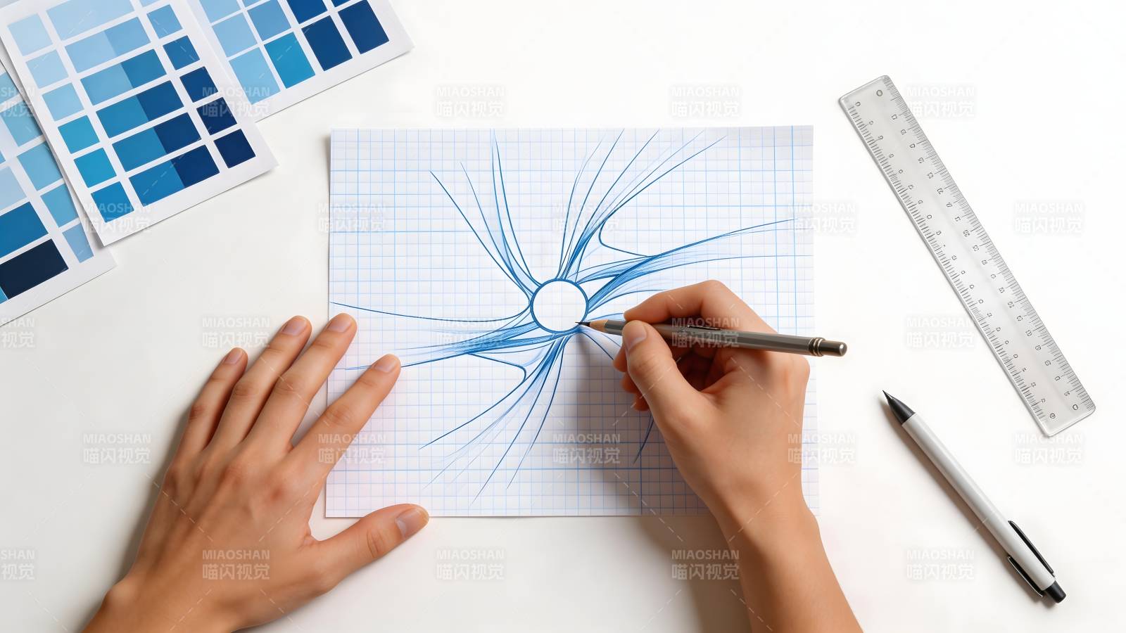 手绘蓝色抽象图案图片