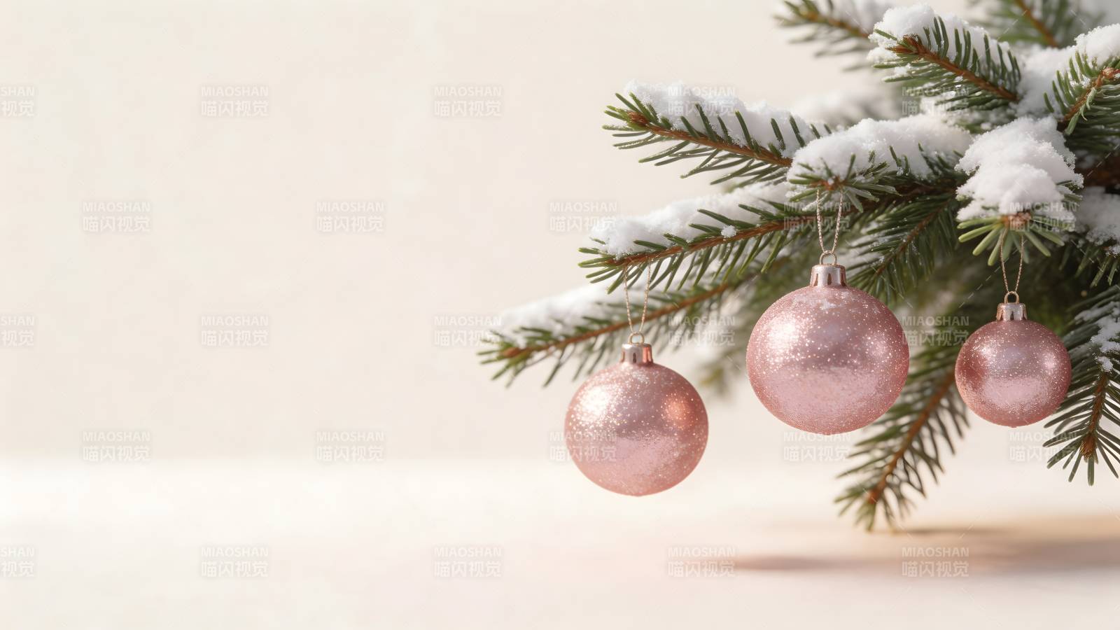 雪中粉红圣诞球图片