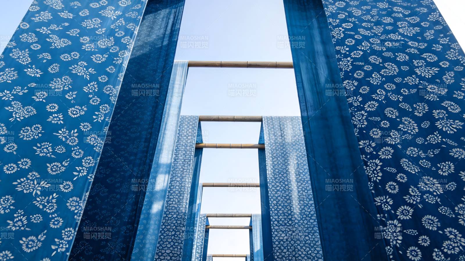 蓝花窗帘映天光图片