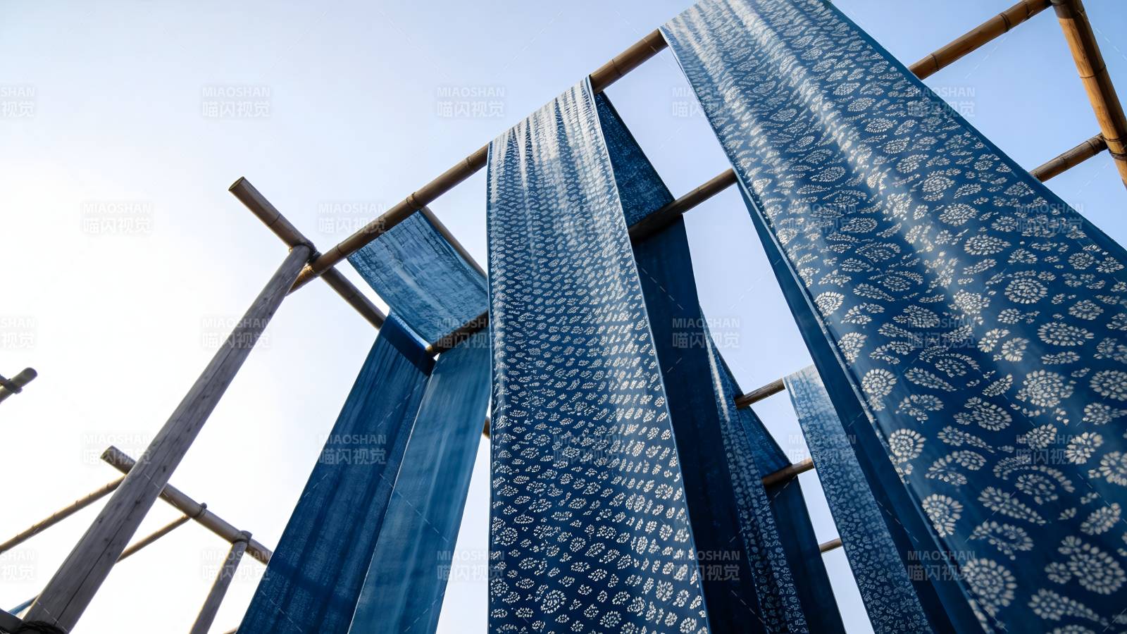 蓝染布匹迎风飘扬图片