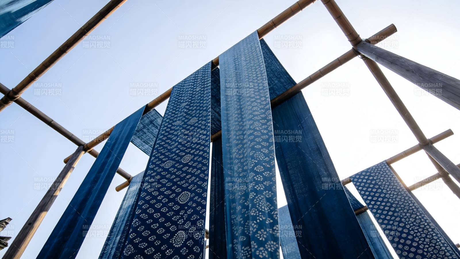 蓝染布匹迎风飘扬图片