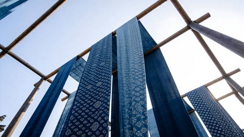 蓝染布匹迎风飘扬图片