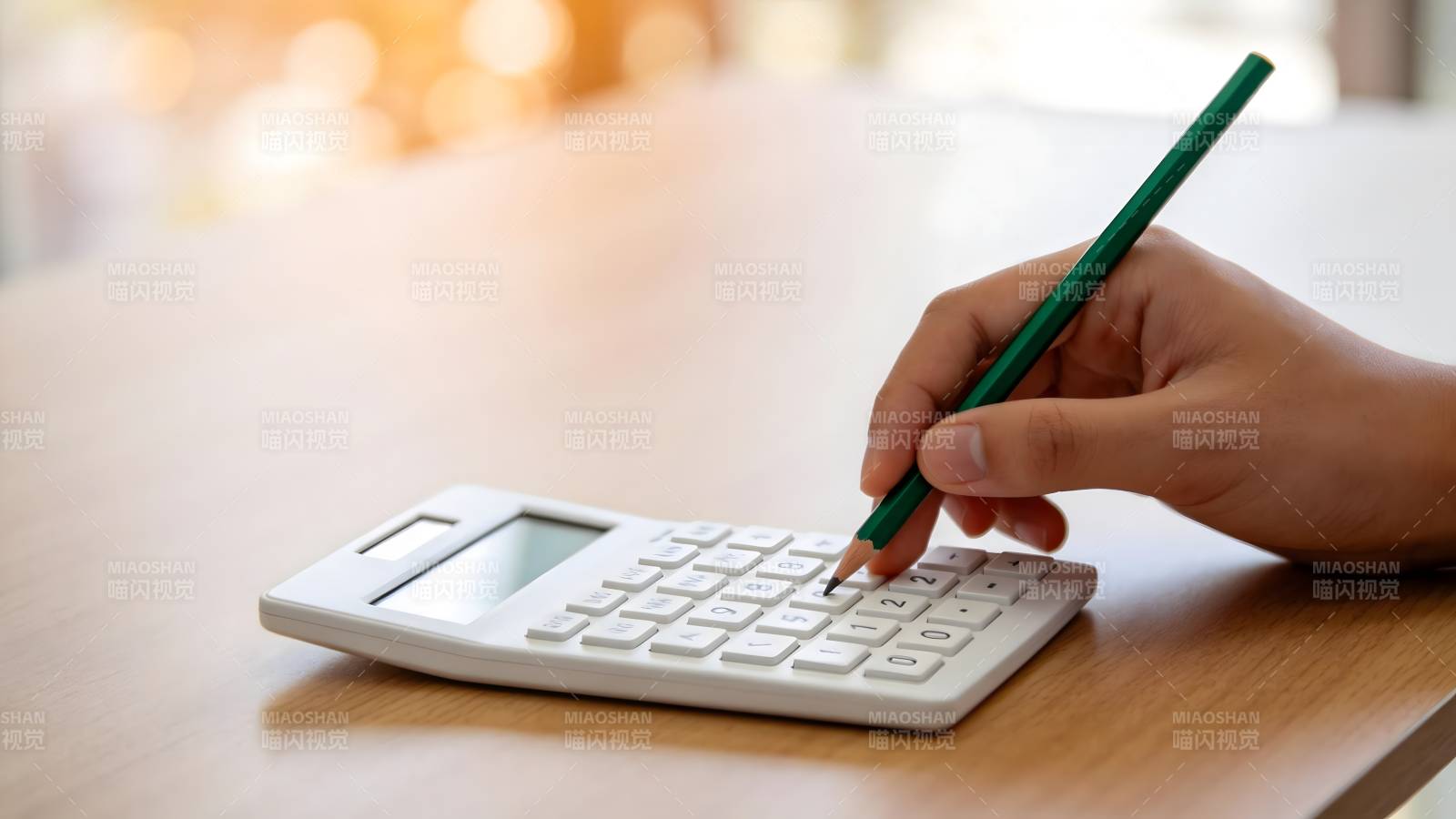 手握铅笔算账图片