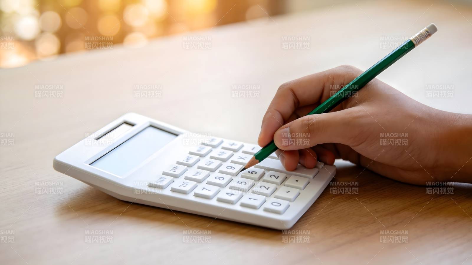 手握铅笔按计算器图片