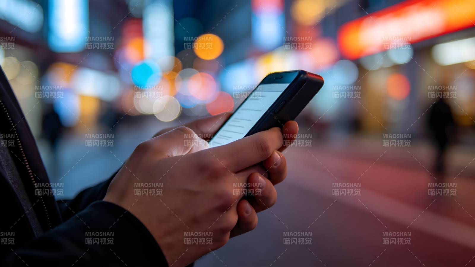 夜市中刷手机图片