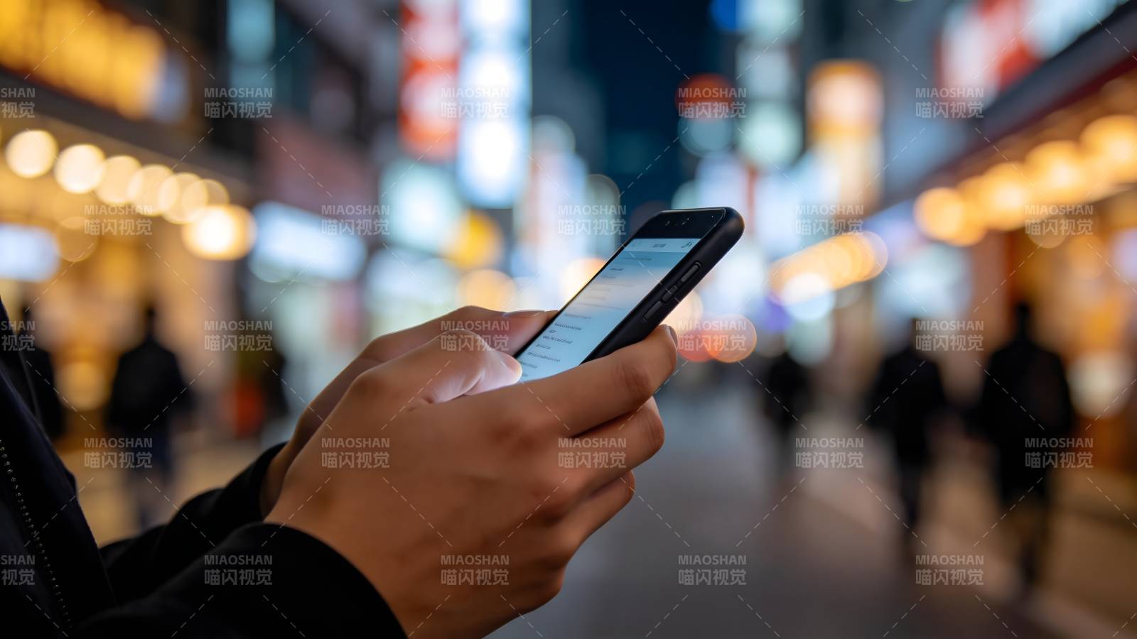 夜市中刷手机图片