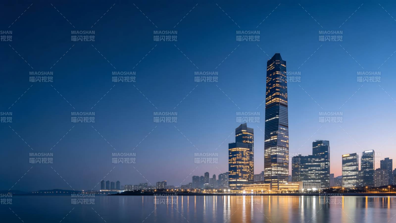 夜幕下的城市天际线图片