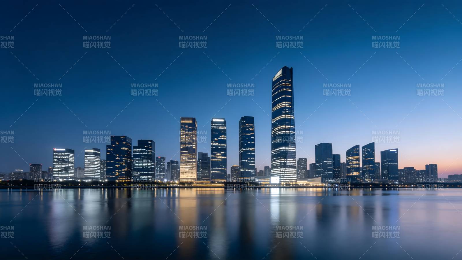 夜幕下的城市天际线图片