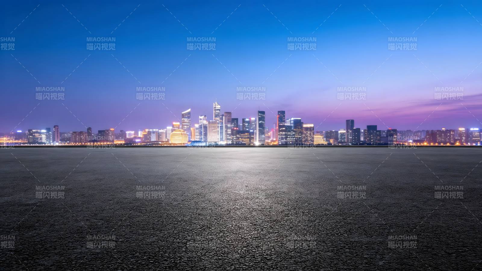 城市夜景水天一色图片