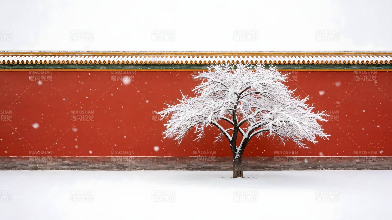 雪中红墙树影图片