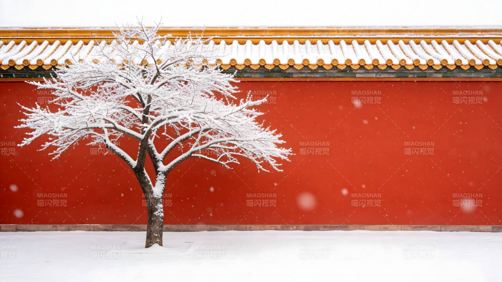 雪中红墙树影图片