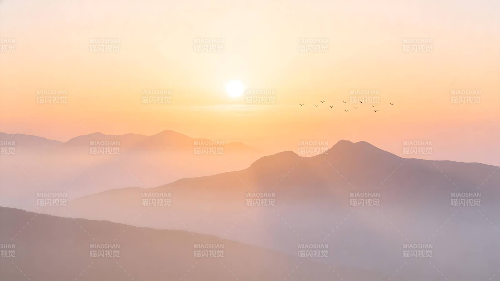 晨曦山峦飞鸟图片