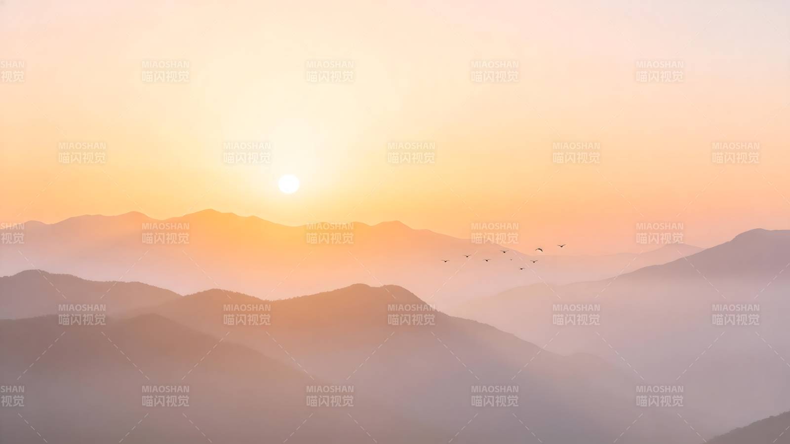 晨曦山峦飞鸟图片