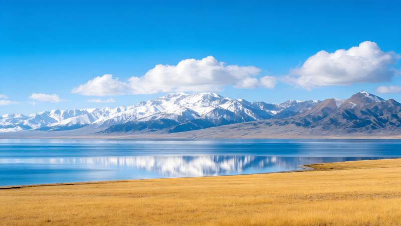 雪山湖景倒影图片