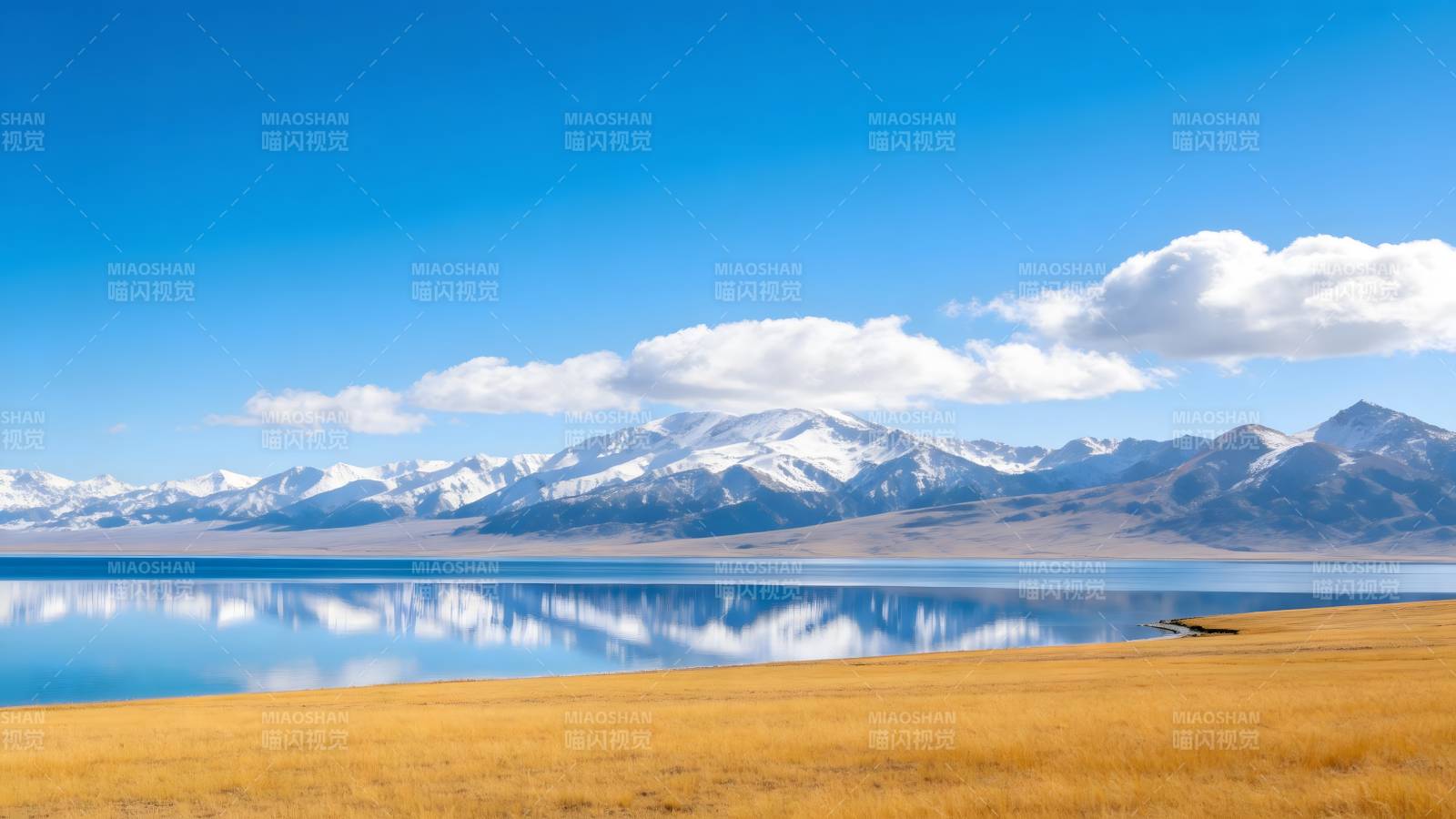 雪山倒影湖畔图片