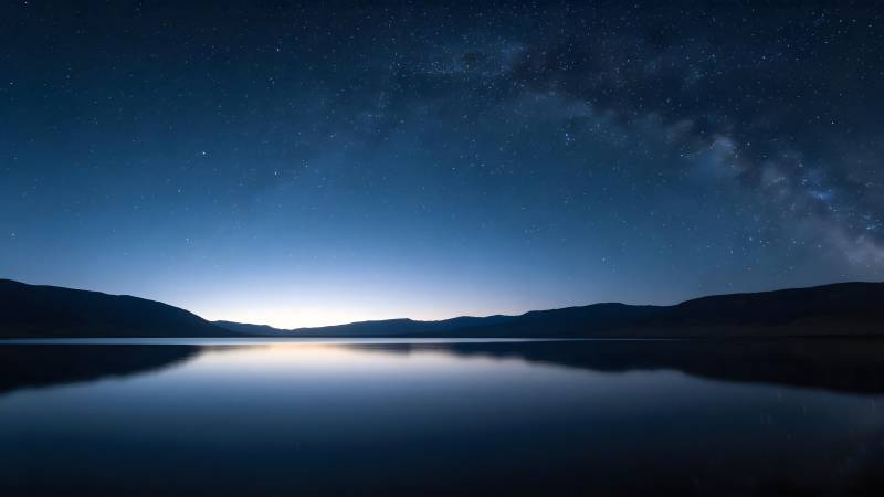 星河映湖夜景图片