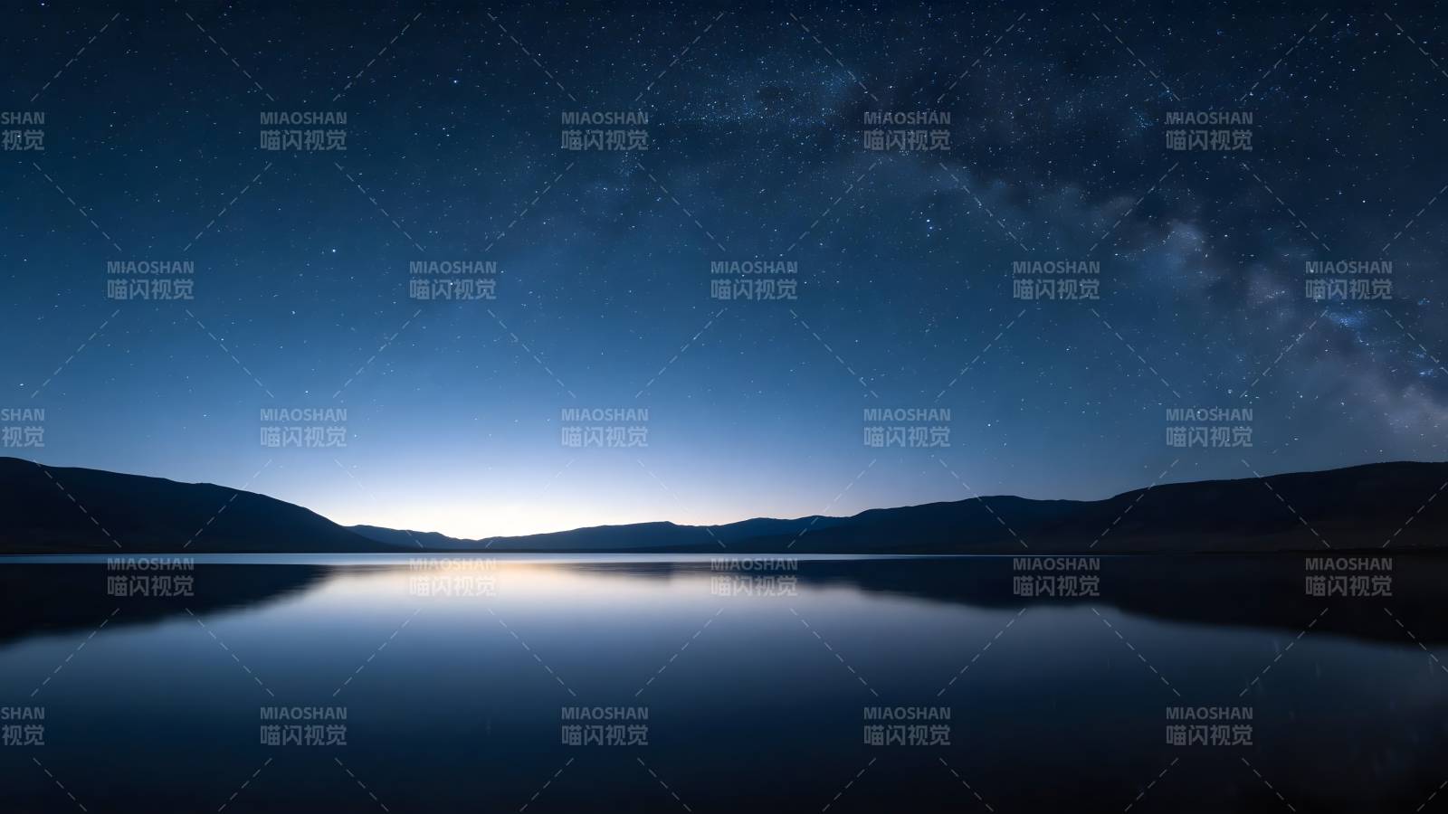 星河映湖夜景图片