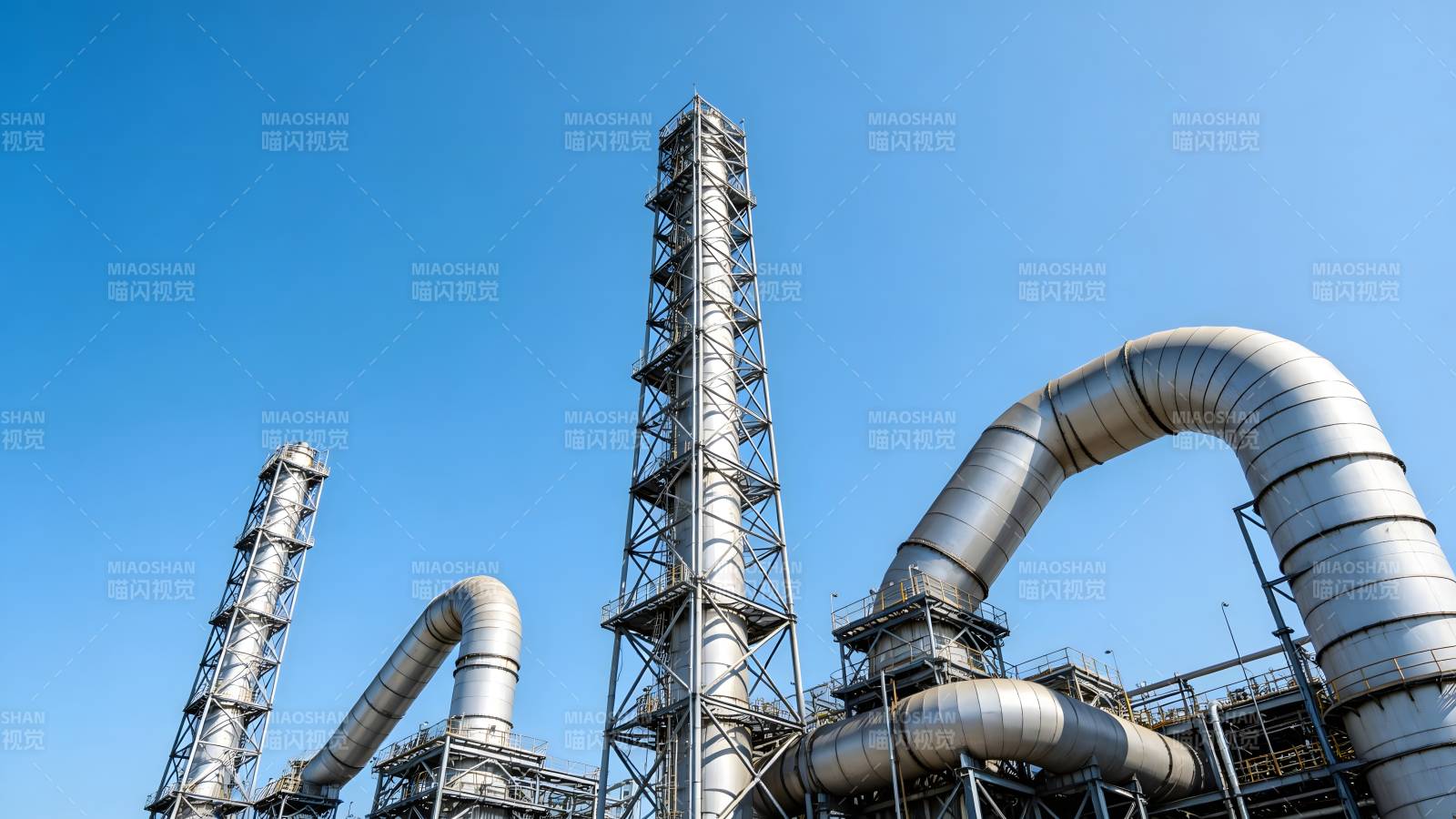 工业管道与塔架图片