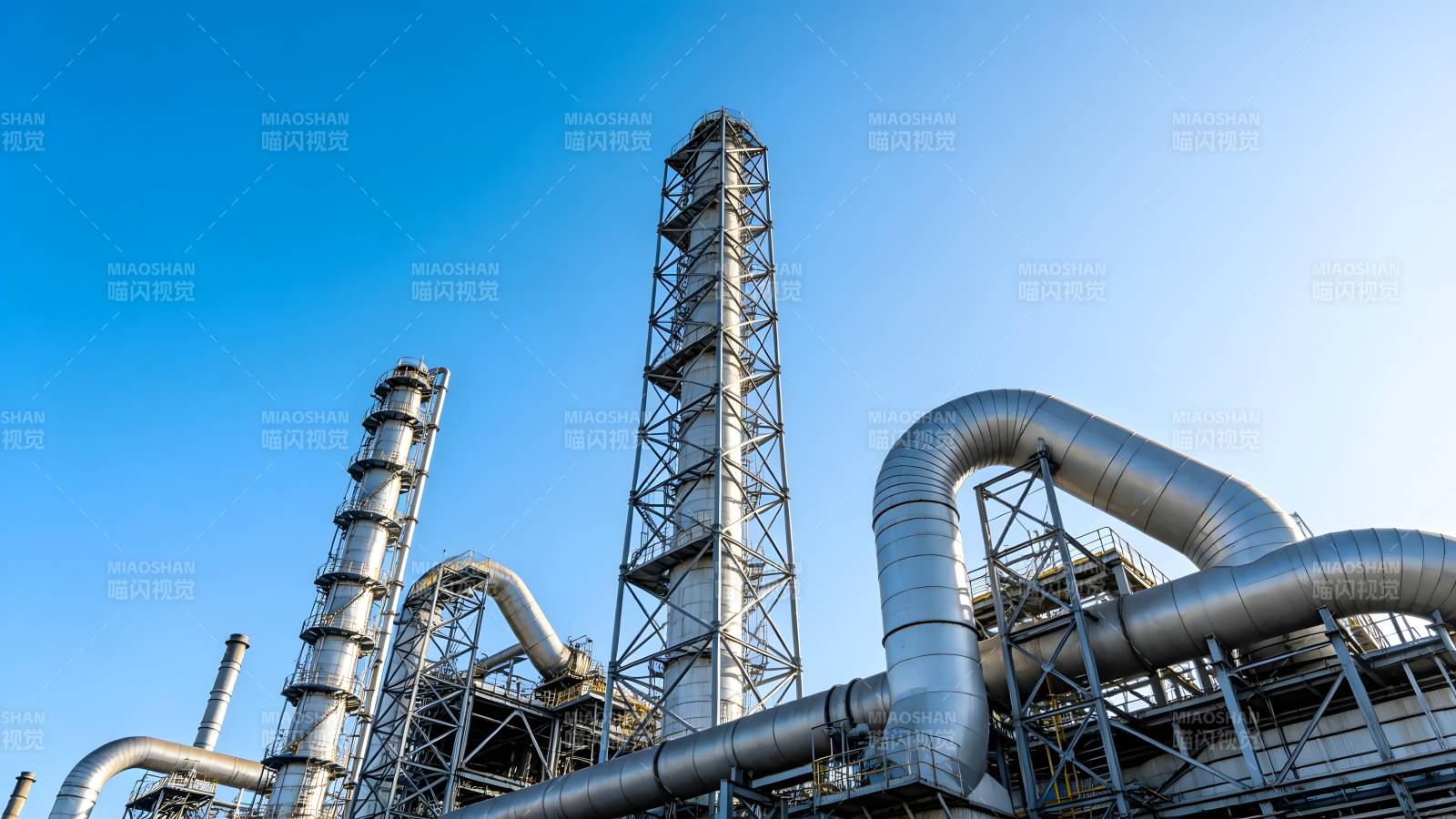 工业管道与塔架图片