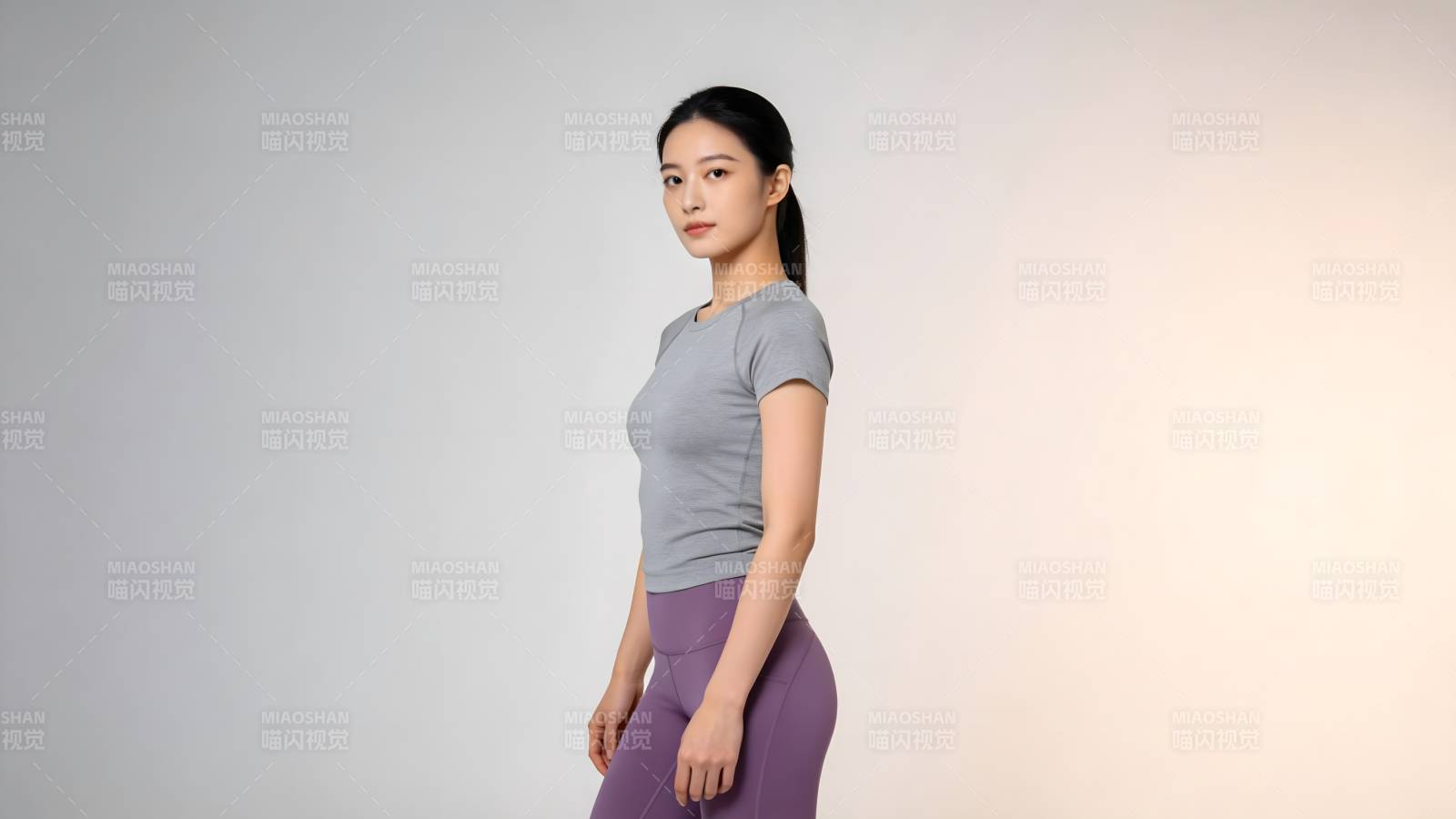 优雅女性侧身照图片