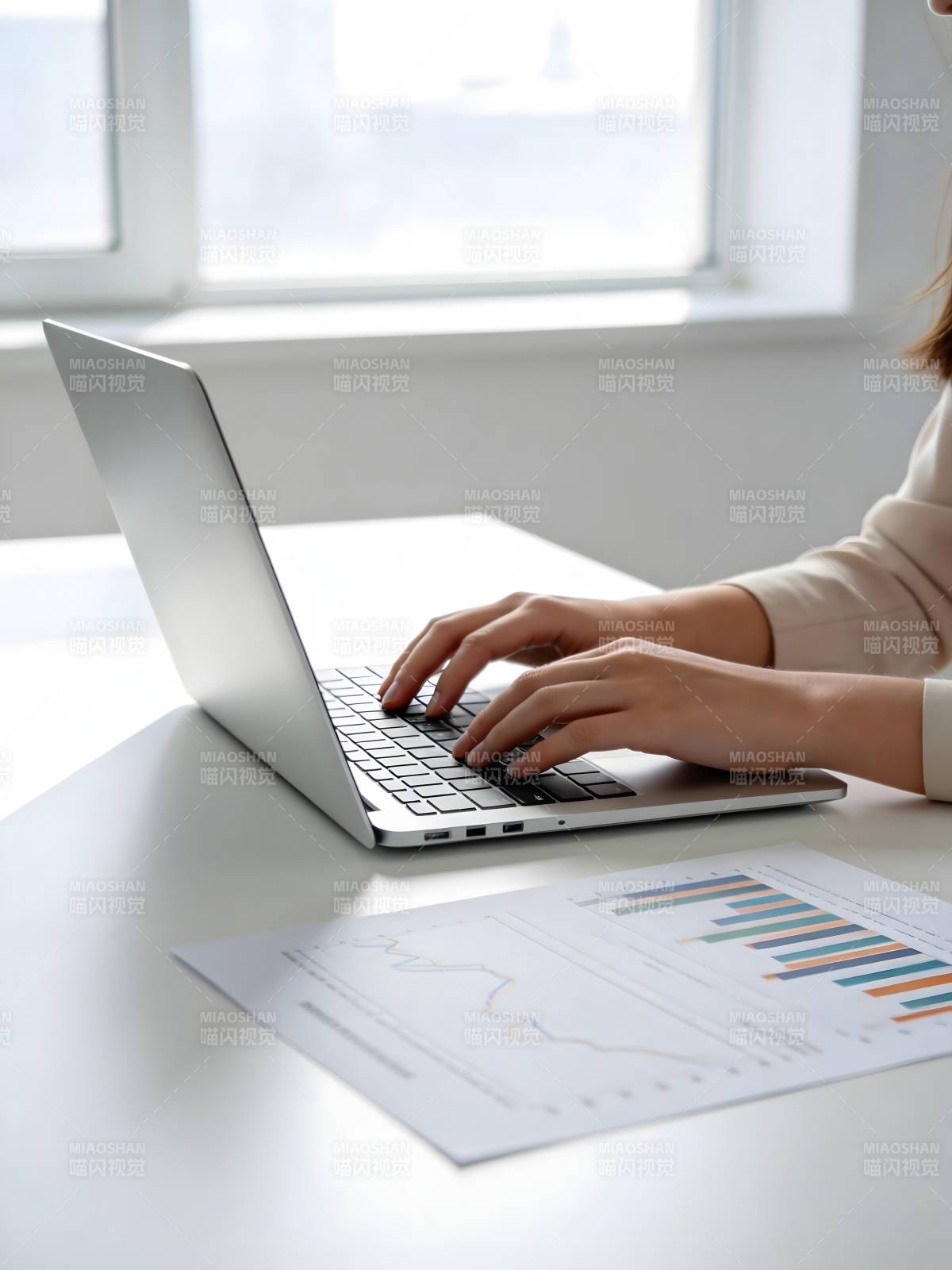 办公桌前专注工作图片