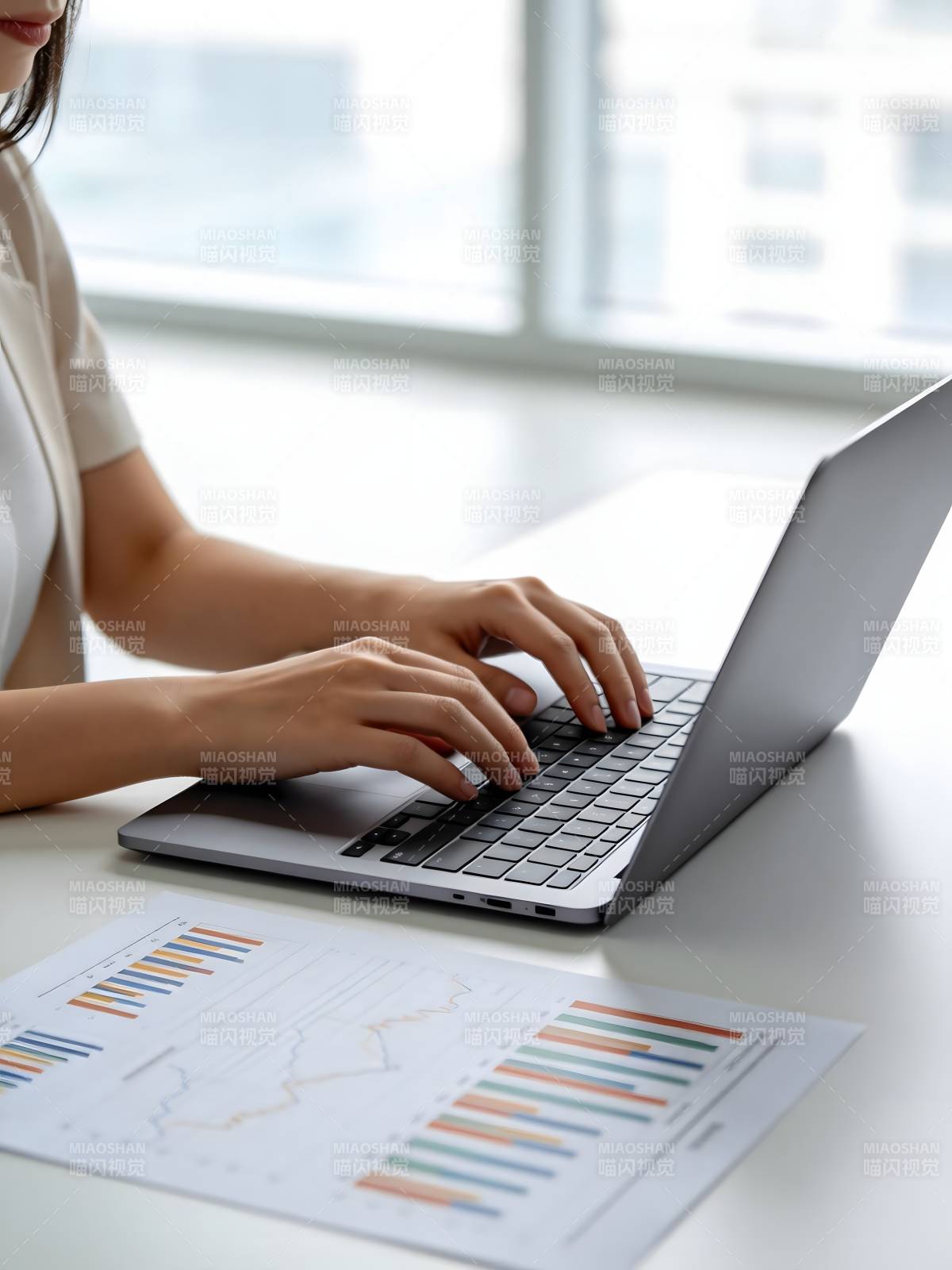 办公桌前专注工作图片