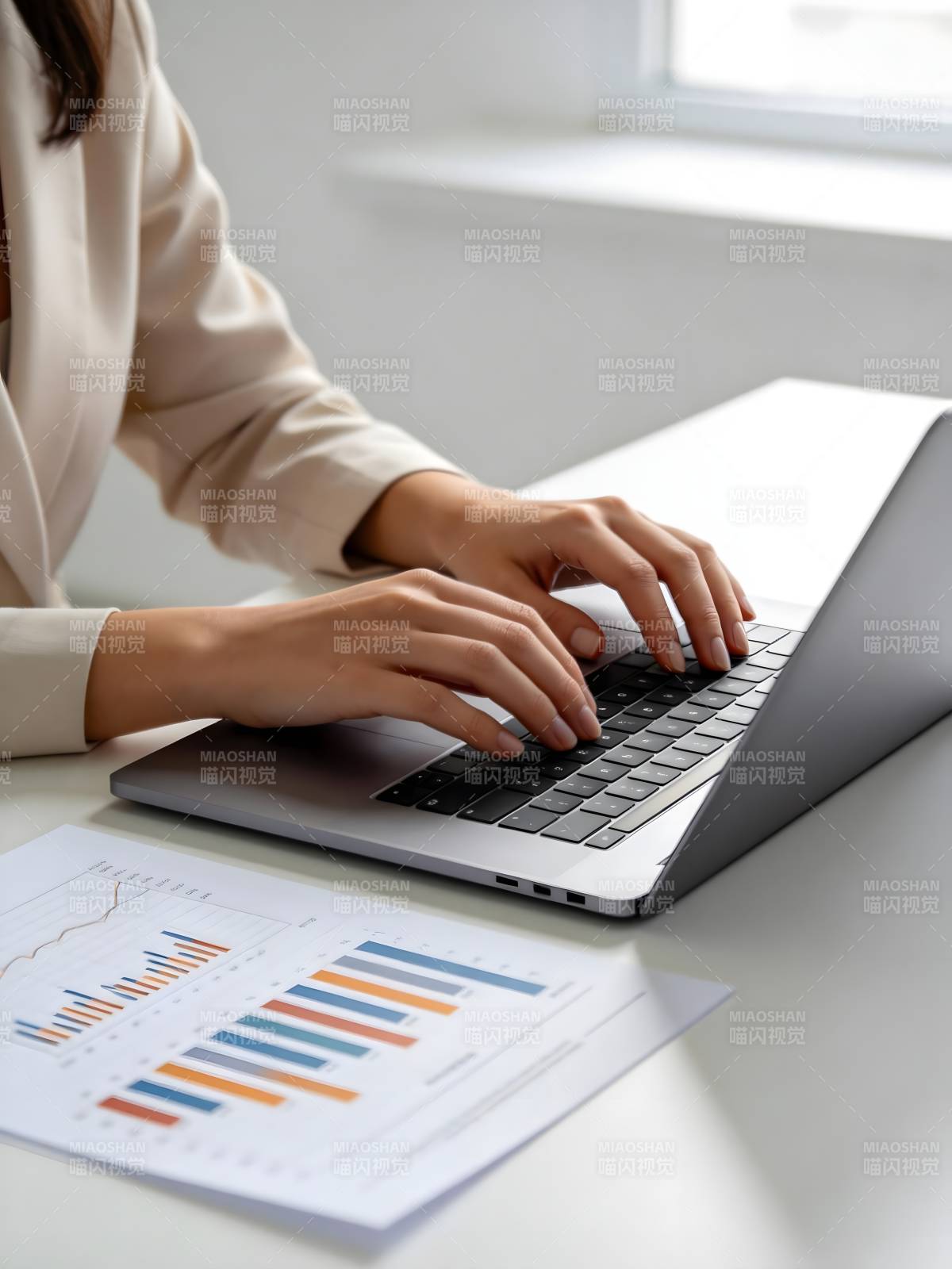 办公桌前专注工作图片