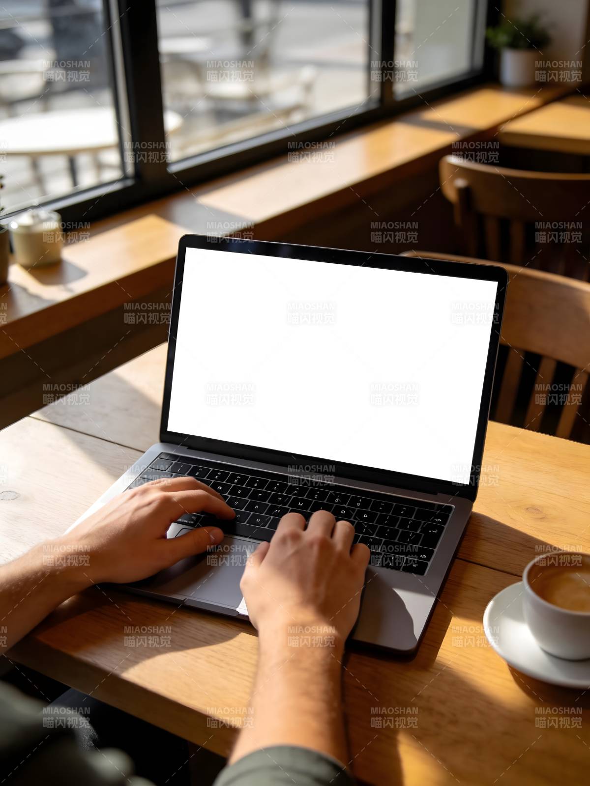 咖啡馆中专注工作图片