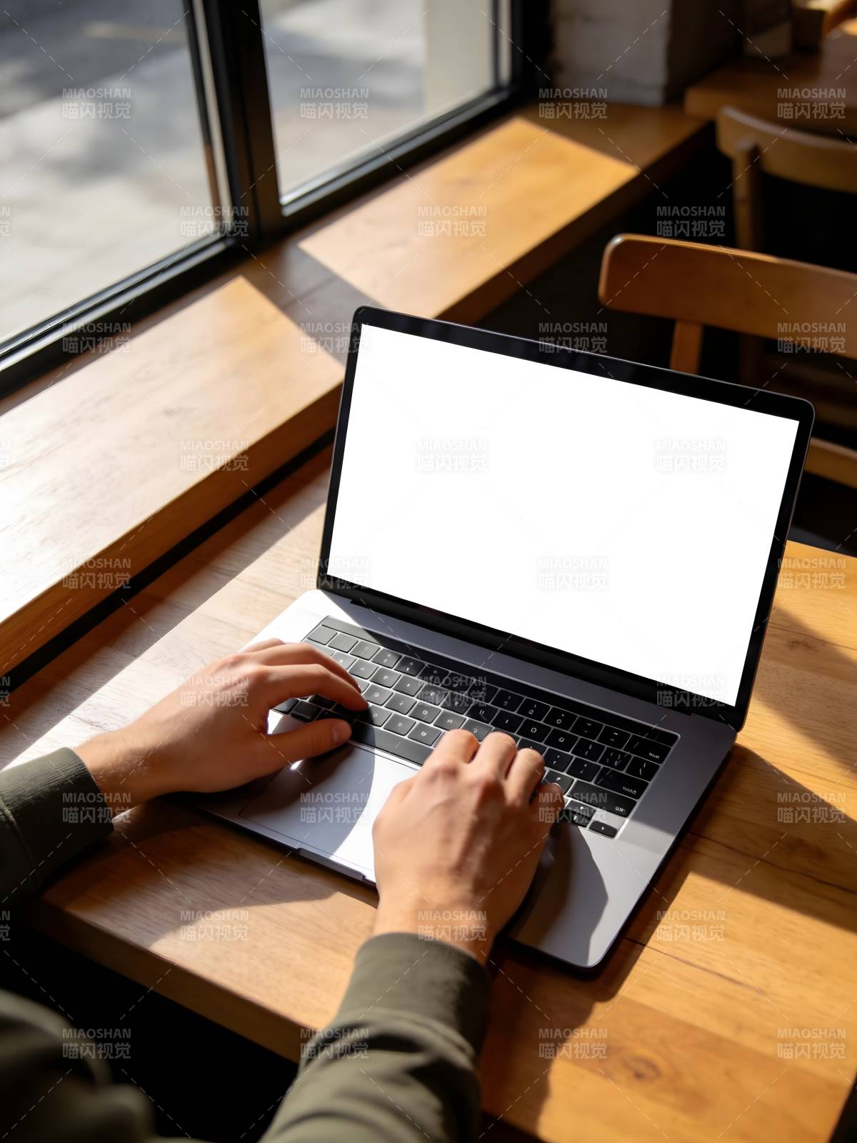 窗边办公 专注敲键图片