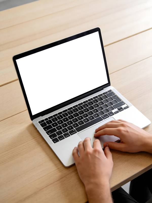 笔记本电脑工作场景图片