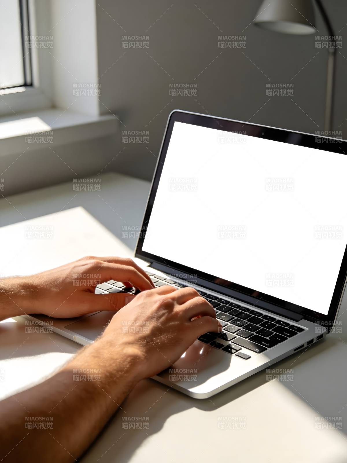 专注工作 键盘敲击图片