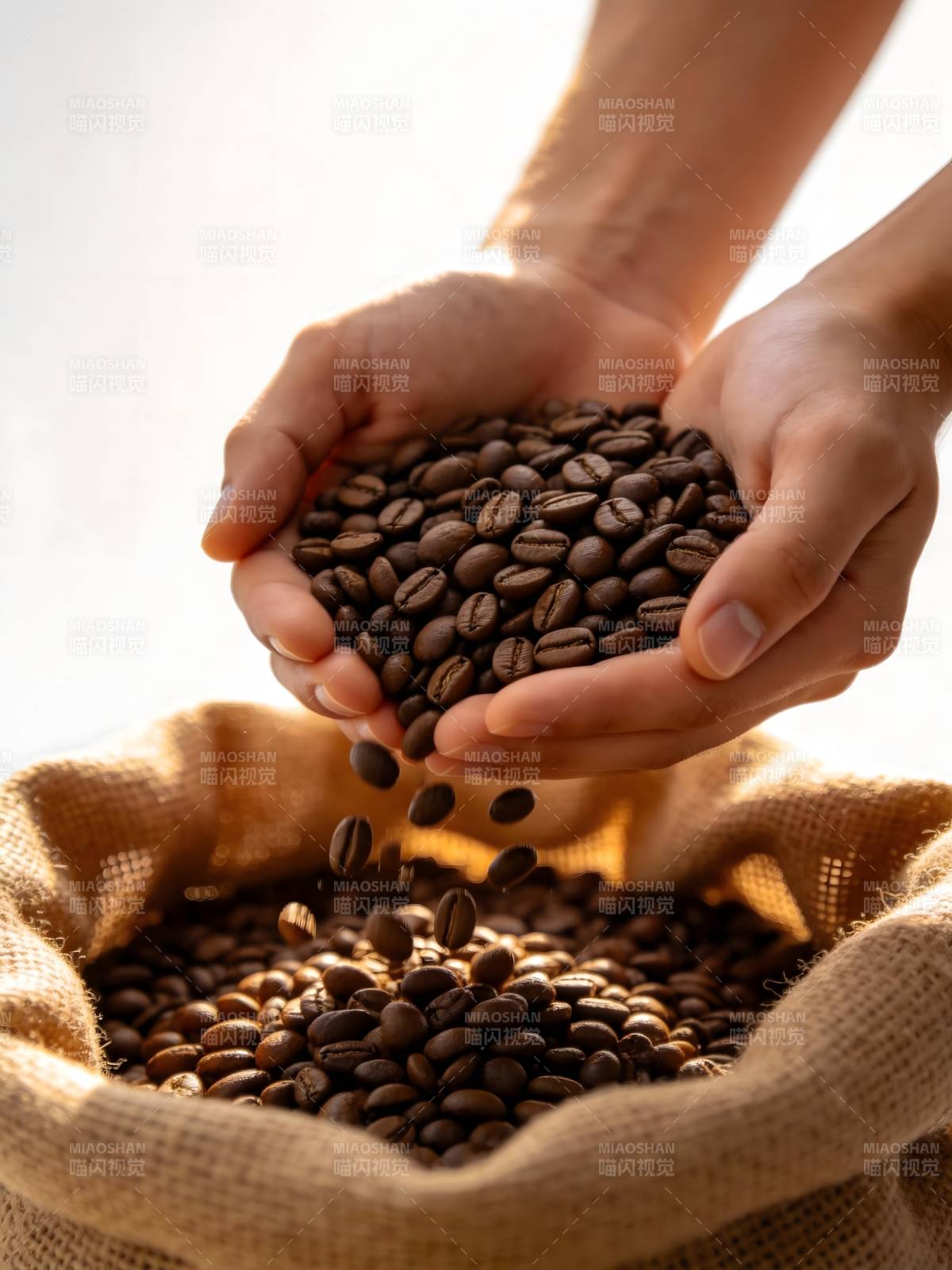 咖啡豆倾泻入袋图片